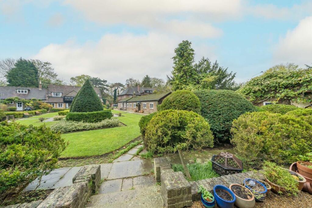 Castle Way, Hanworth Park photo 4