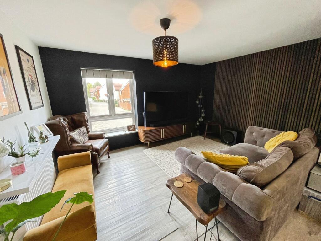 House in Basingstoke and Deane, Longacre, Kempshott Park - More