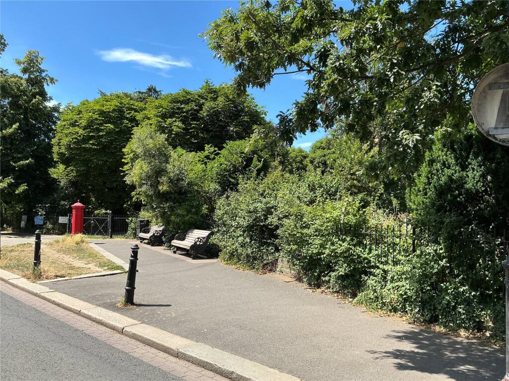 House in London, Whipps Cross, Leytonstone - More
