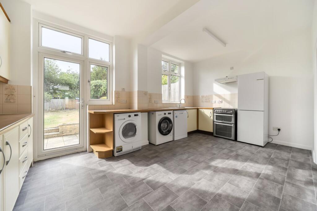 House in London, Royal Borough of Kingston upon Thames - View 4