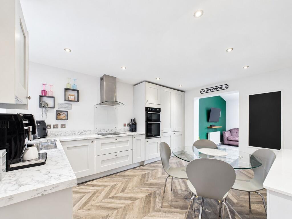 Peartree Close, Barlby, YO8 photo 3