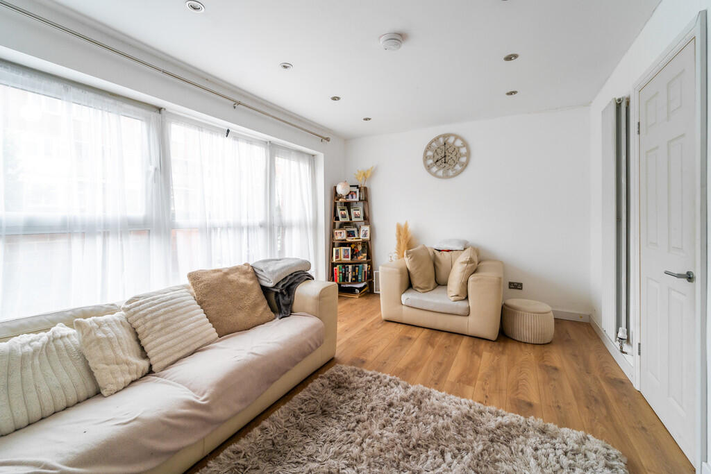Apartment in London, Milton Gardens Estate, Stoke Newington - View 3