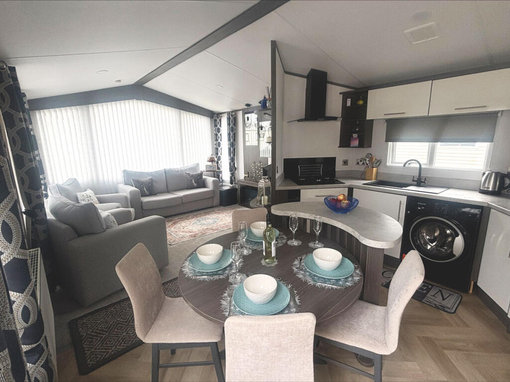 Two bed Atlas Status, Caldecott Hall Country Park, Beccles Road, Fritton, Norfolk, NR31 9EY photo 5