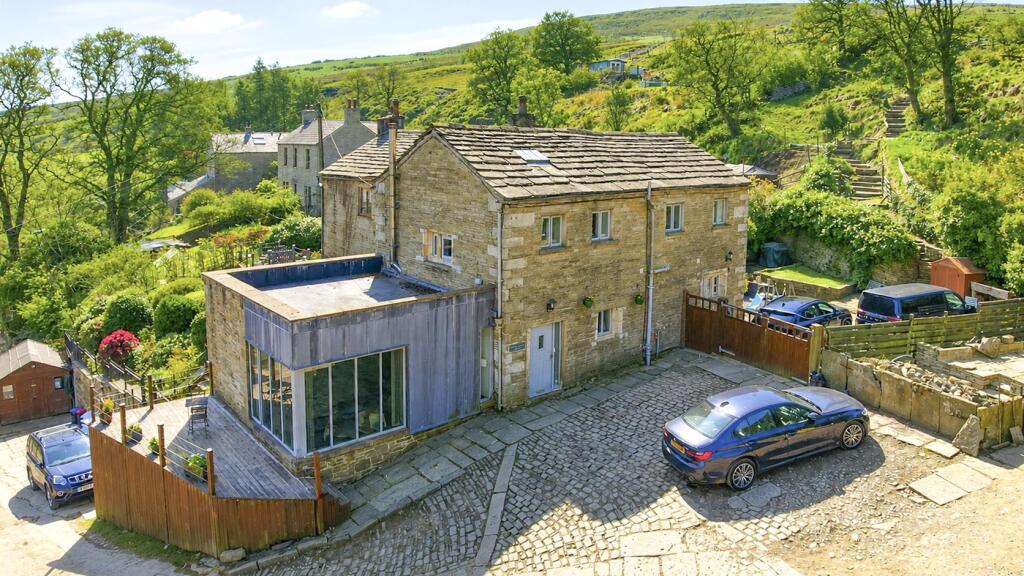 Main image of property: Higher Lench House, Lench Fold Clough, Rossendale - Amazing Valley Views