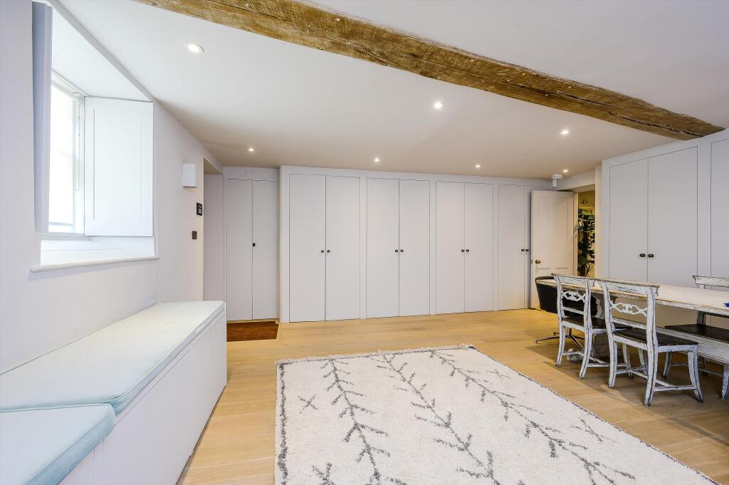 House in Twickenham - More