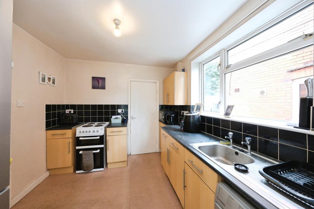 House in Chesterfield, Derbyshire - View 4