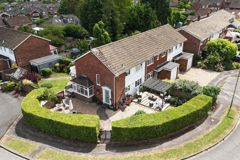 Main image of property: Windmill Close, Clanfield, PO8