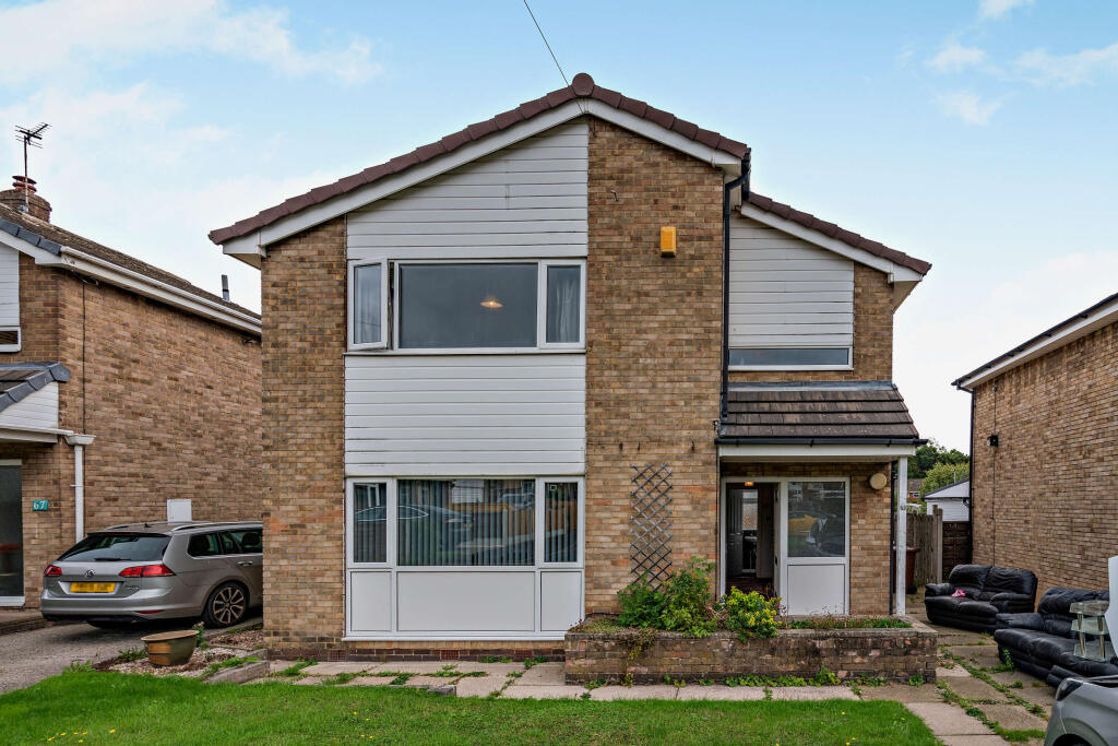 3-bed detached on Lennox Drive, Wakefield, WF2, £260,000
