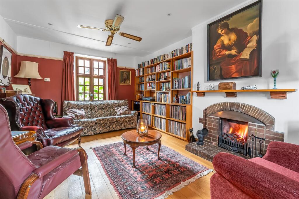 House in Mole Valley, Leatherhead - More