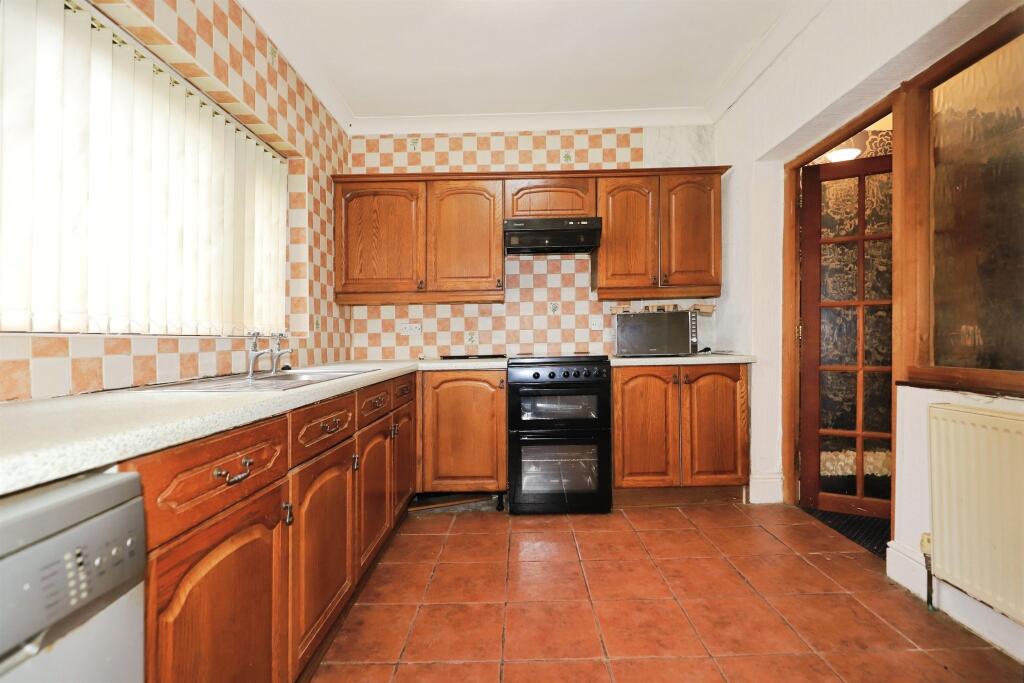 House in Dudley, Roseville - More