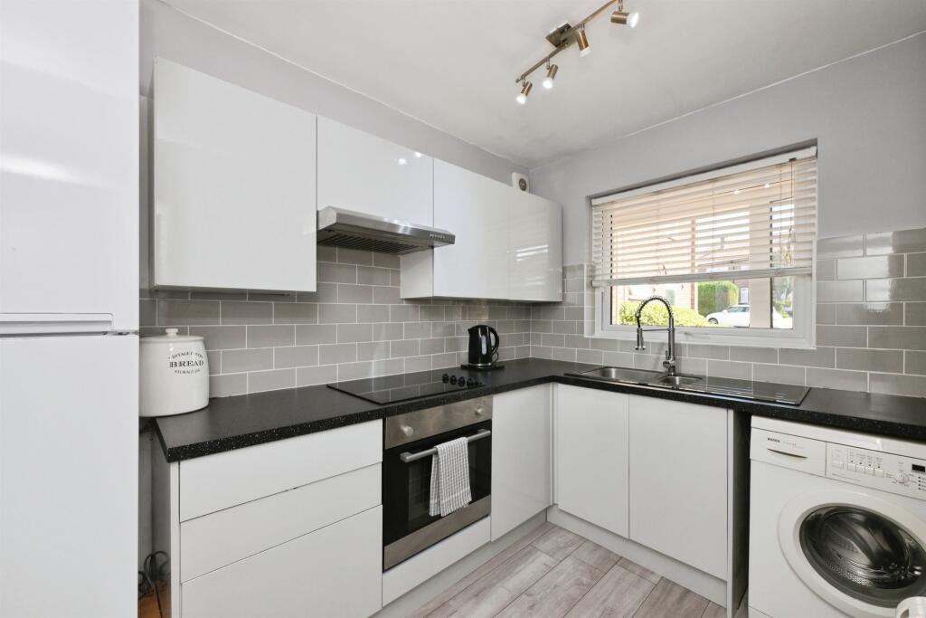 Apartment in East Hertfordshire, Ware - View 5