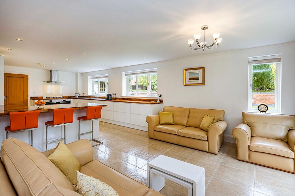 5 West Manor Park, Epperstone, Nottinghamshire NG14 6TR photo 3