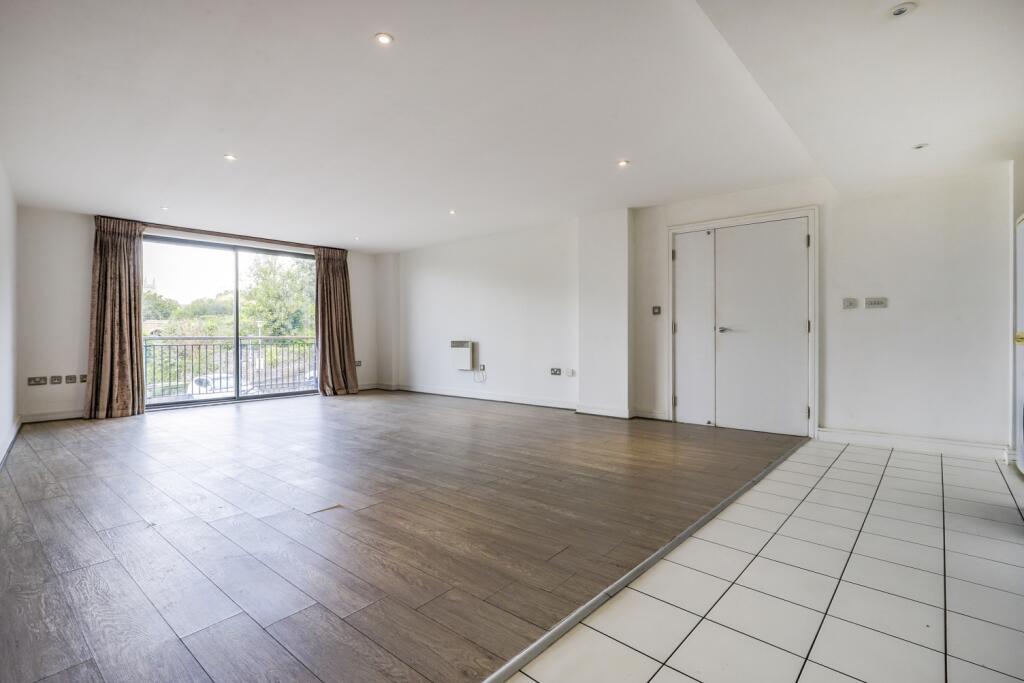 Apartment in Chatham, Luton - View 3