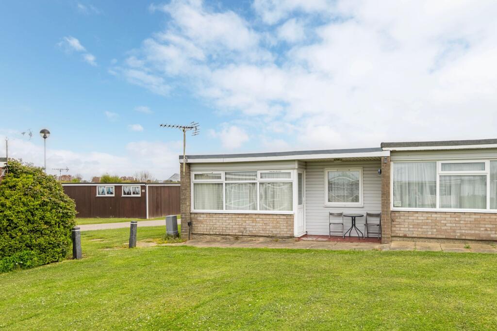 2-bed caravan on Newport Road, Hemsby, £30,995
