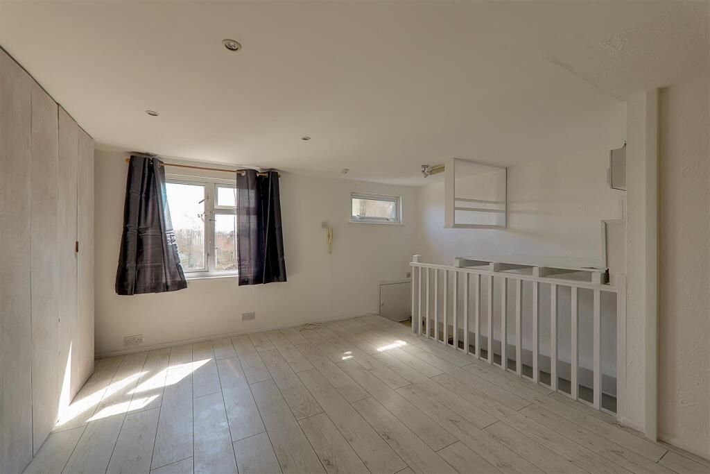 7 Pavilion Road, Worthing photo 3