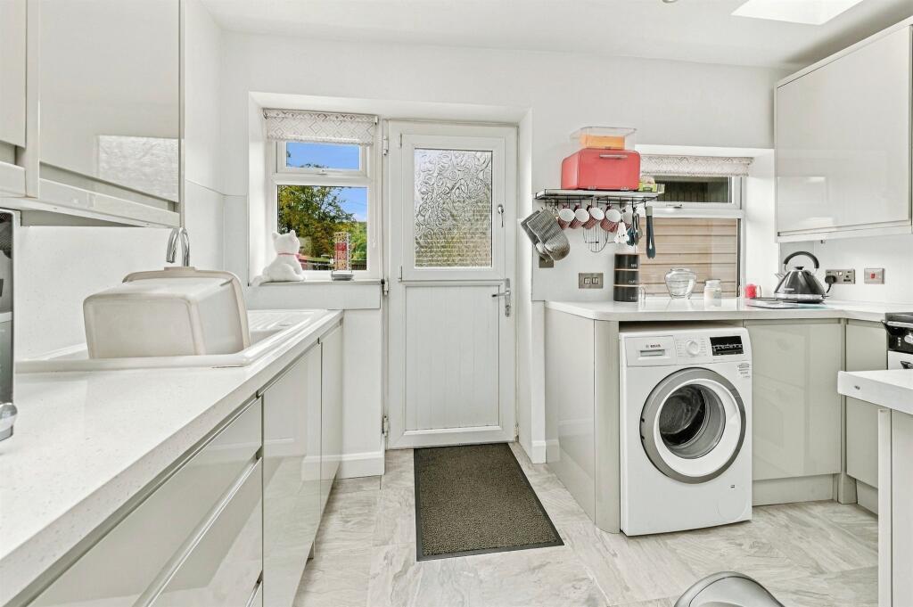 House in Huddersfield, Deighton - View 3