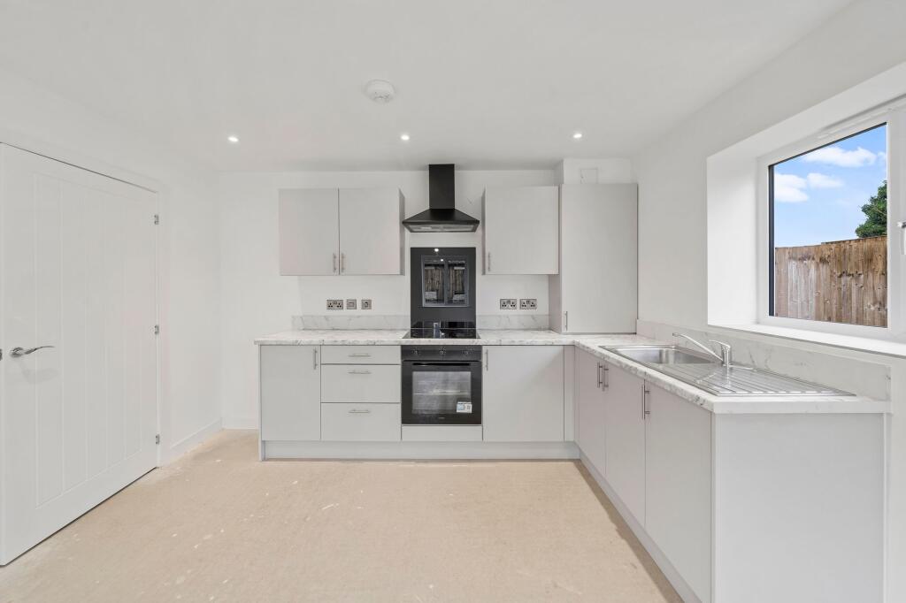 Halis Court, Hale Village, L24 photo 4