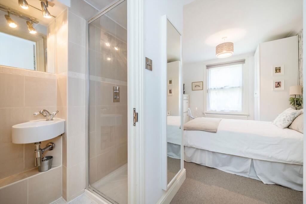 House in London, Lot's Village, Earl's Court - More