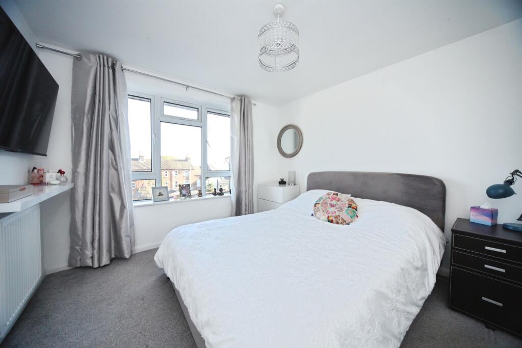 Apartment in Luton - More