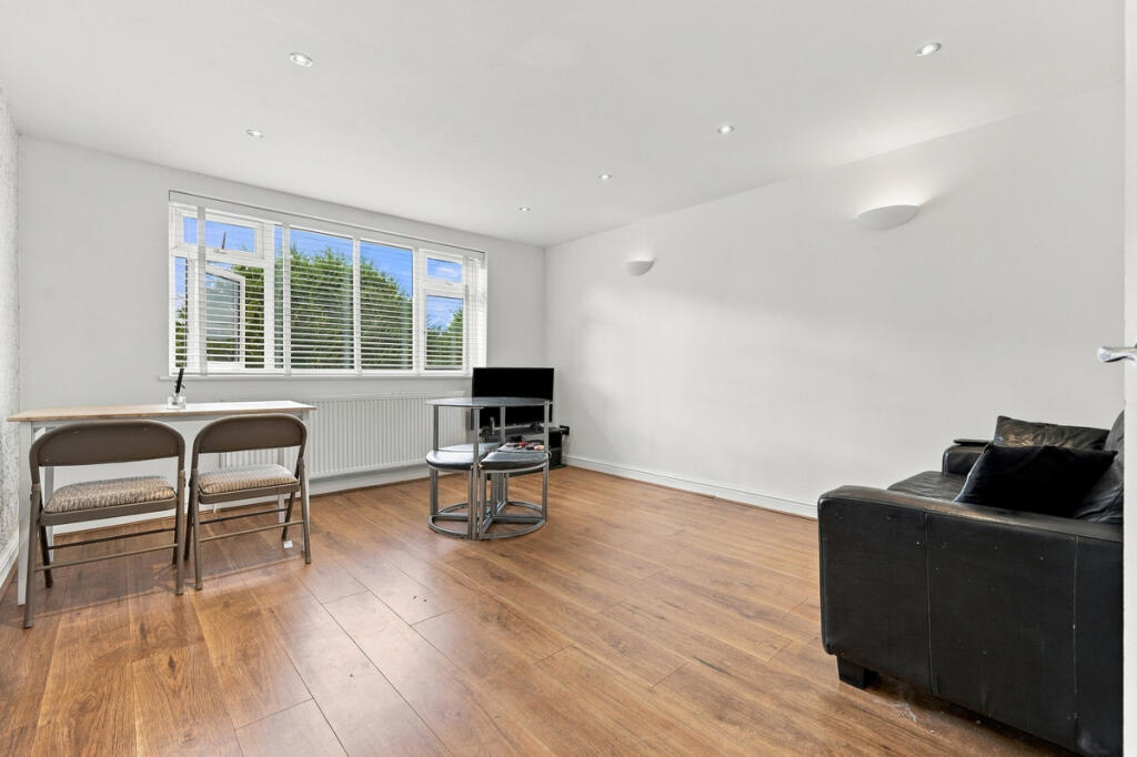 Apartment in Ilford - View 5