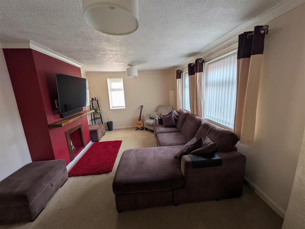 Horlsey Crescent, Holbrook photo 2