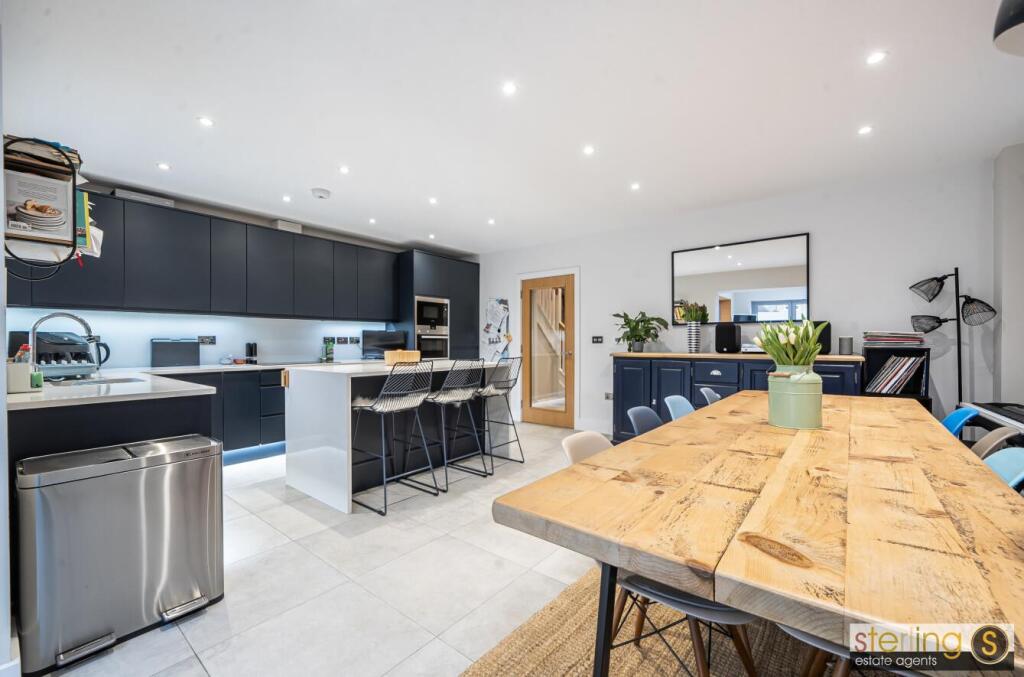 House in Dacorum, Tring - More