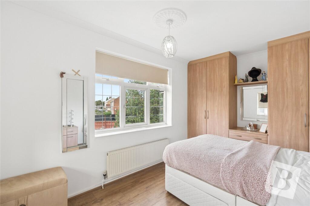 House in London, Collier Row - View 5