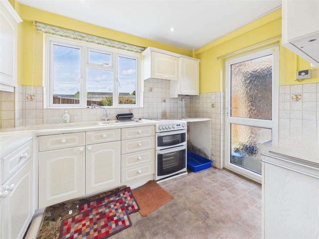 Ambleside Avenue, Walton-on-Thames – pohled 4