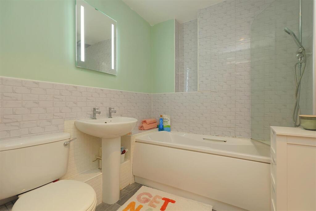 Apartment in Leeds, West Yorkshire - View 5