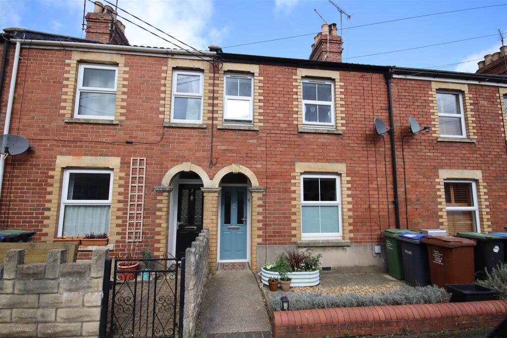 2-bed terraced on Hawthorn Road, Chippenham, £289,950