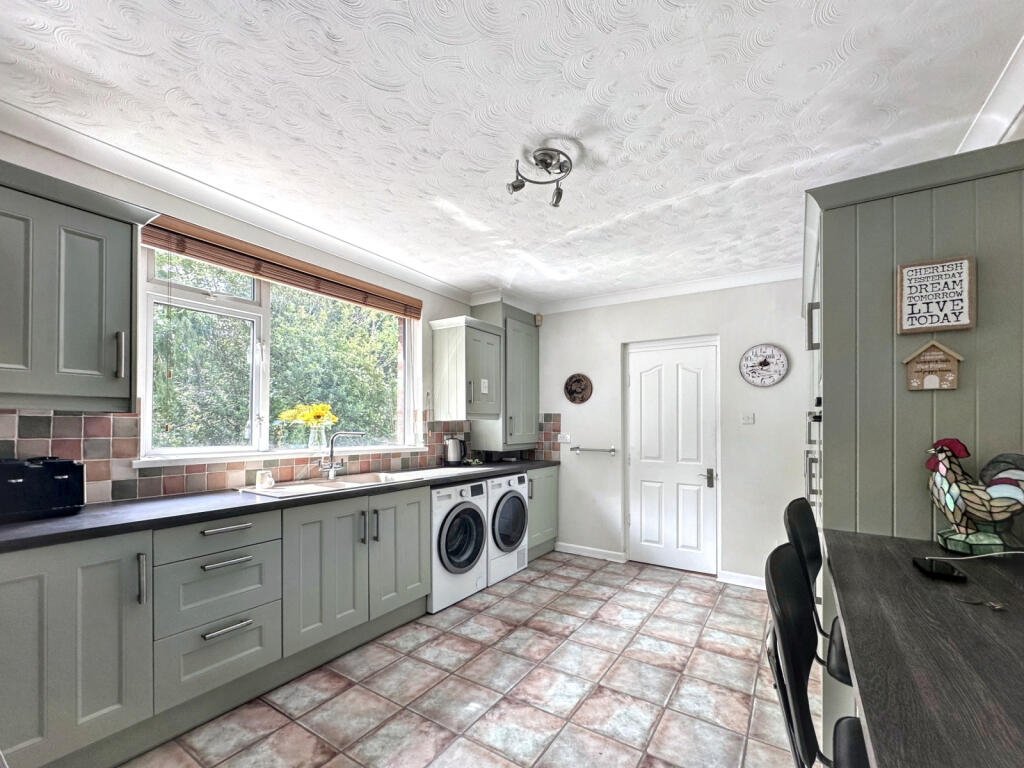 House in Eastleigh, Bursledon - View 4