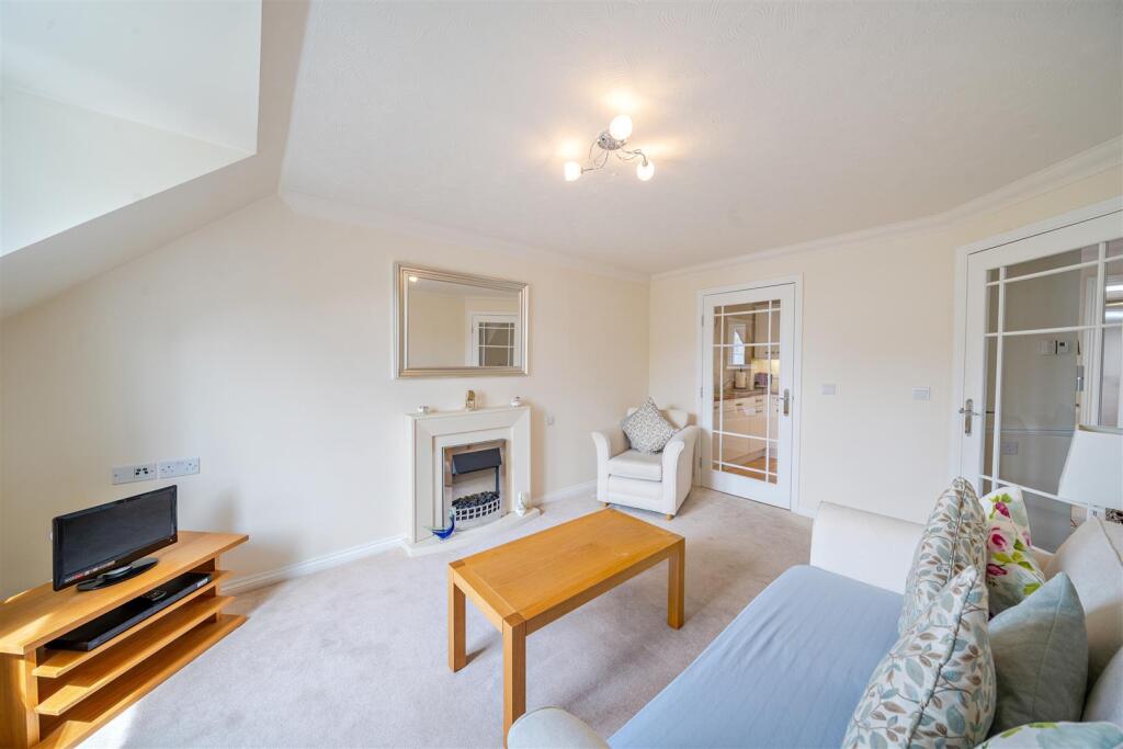 Beecham Lodge, Cirencester, Gloucestershire photo 3