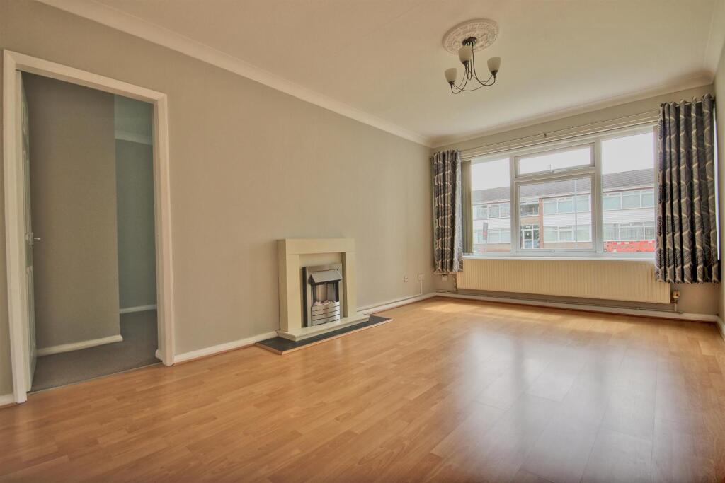 Fulford Crescent, Willerby, Hull photo 2