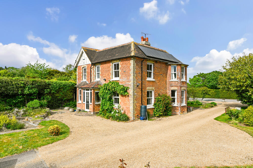 Main image of property: SELLINDGE, TN25
