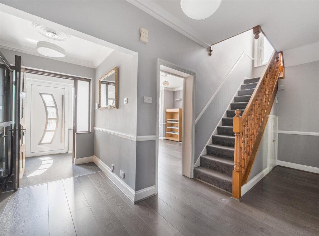 House in London - View 2