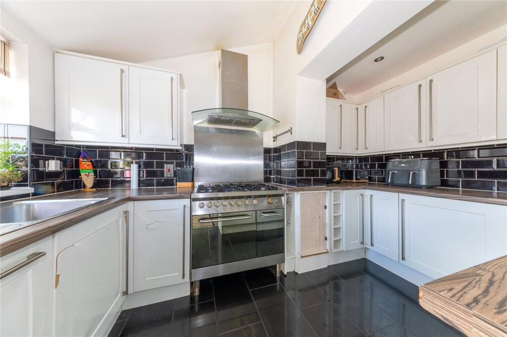 House in Lidlington, Central Bedfordshire - More