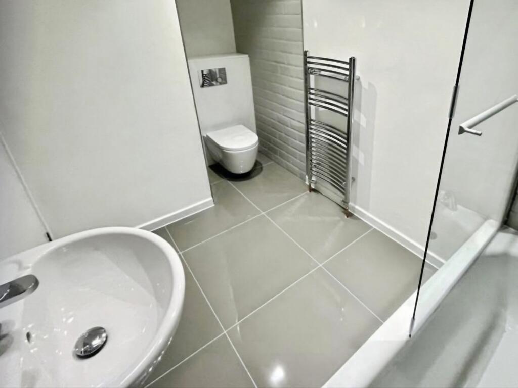 Vineyard Close, London, SE6 photo 3