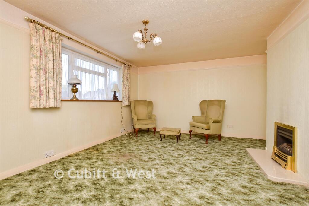 2-bed flat on Ridge Close, Strood Green, Betchworth, Surrey, £280,000