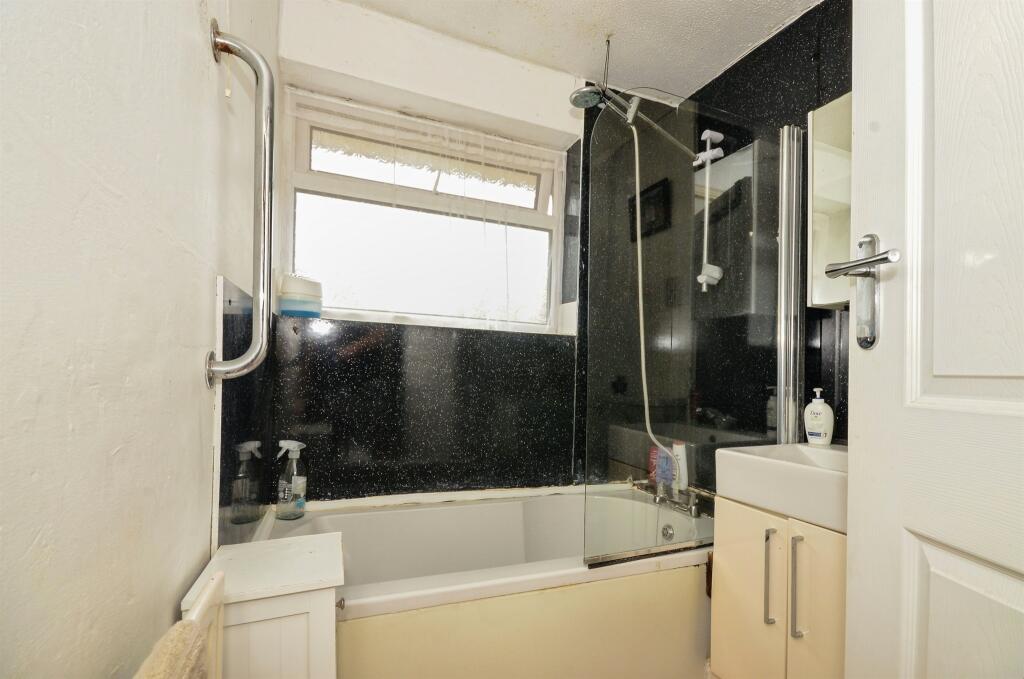 Additional image 9 of Roundwood Lane, HARPENDEN