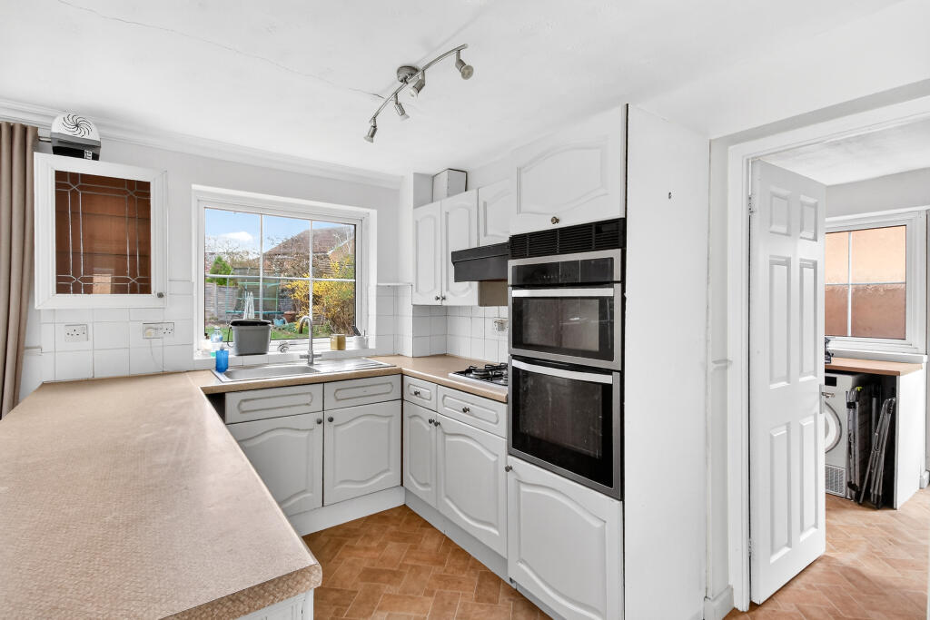 House in Wokingham, Emmbrook - View 3