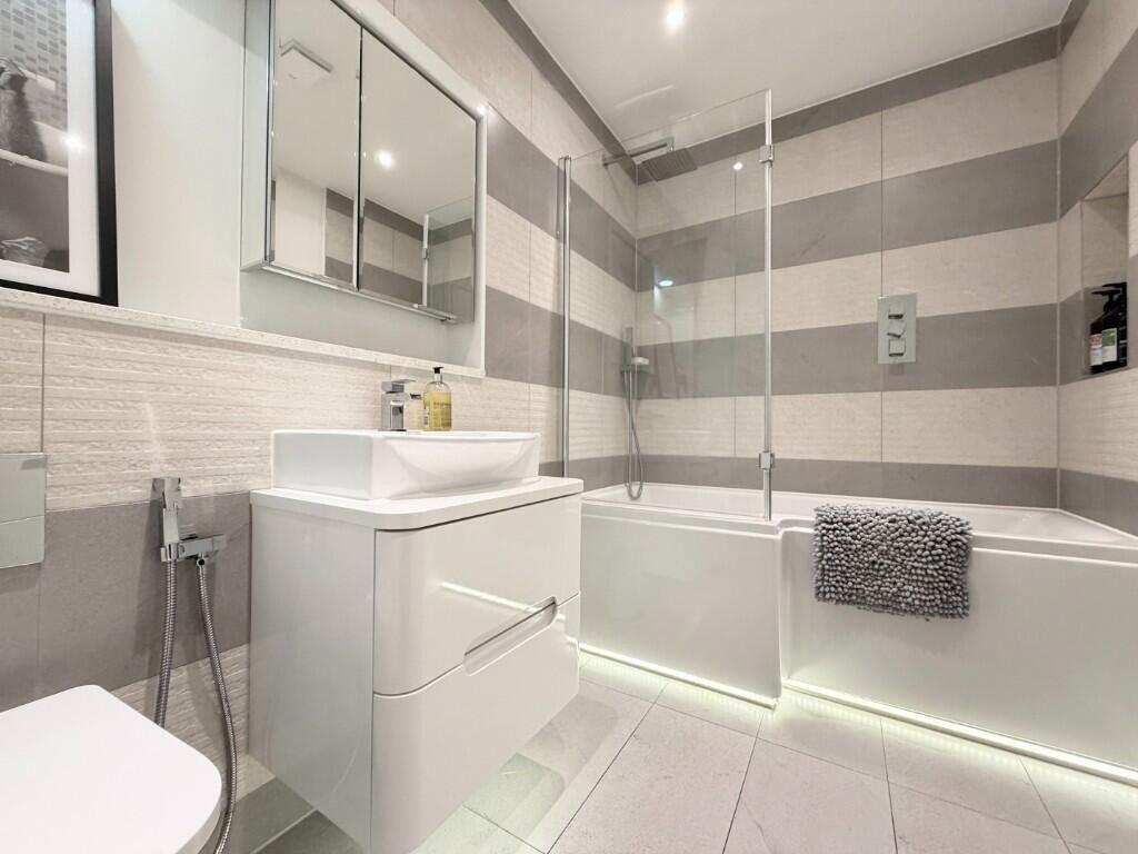 Apartment in Coulsdon, Purley - View 5