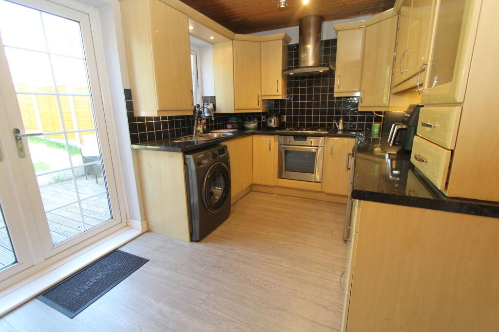 Belle Isle, Brockmoor, Brierley Hill, DY5 3UZ photo 4