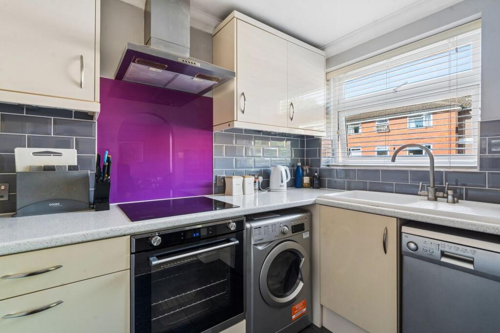 Apartment in Slough, Farnham Royal - View 4