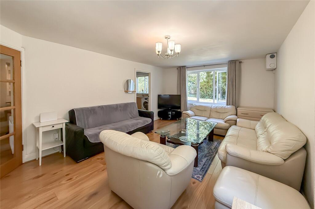 2-bed flat on Douglas Road, Harpenden, Hertfordshire, AL5, £400,000