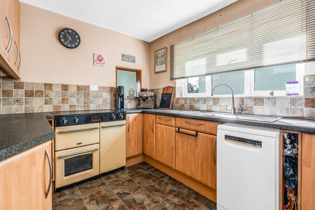 House in East Hertfordshire, Staines Green, Hertingfordbury - More