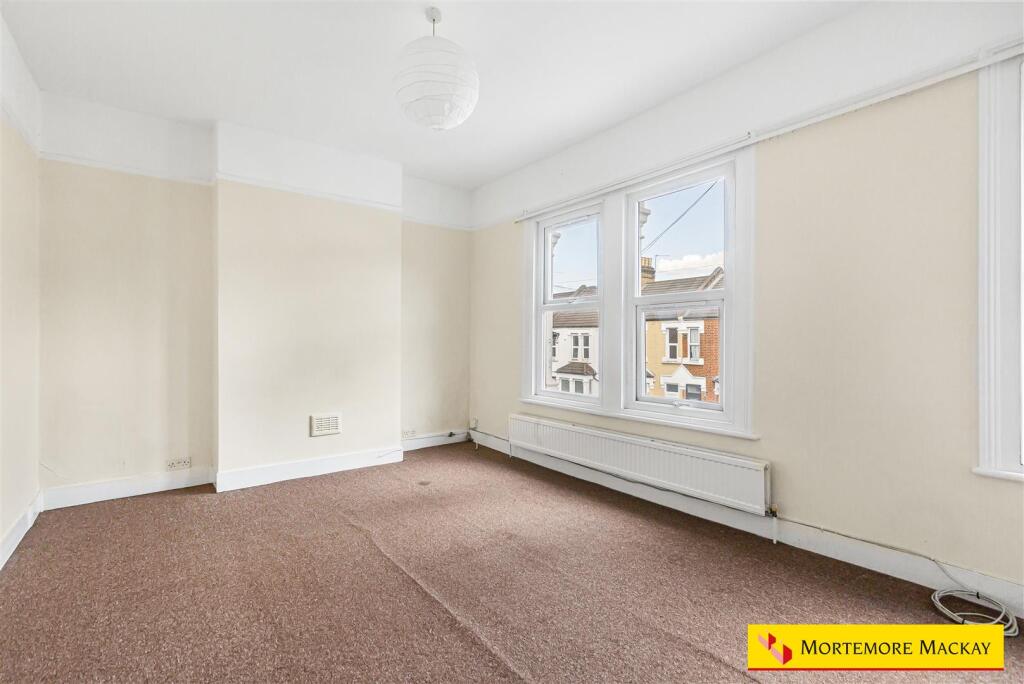 Apartment in London, Bowes Park, Palmers Green - View 4