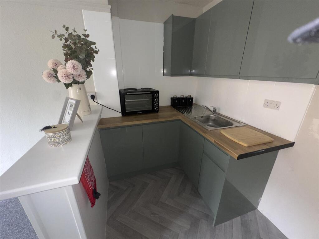 Main image of property: *En-suite & Kitchenette* Layton Avenue, Mansfield