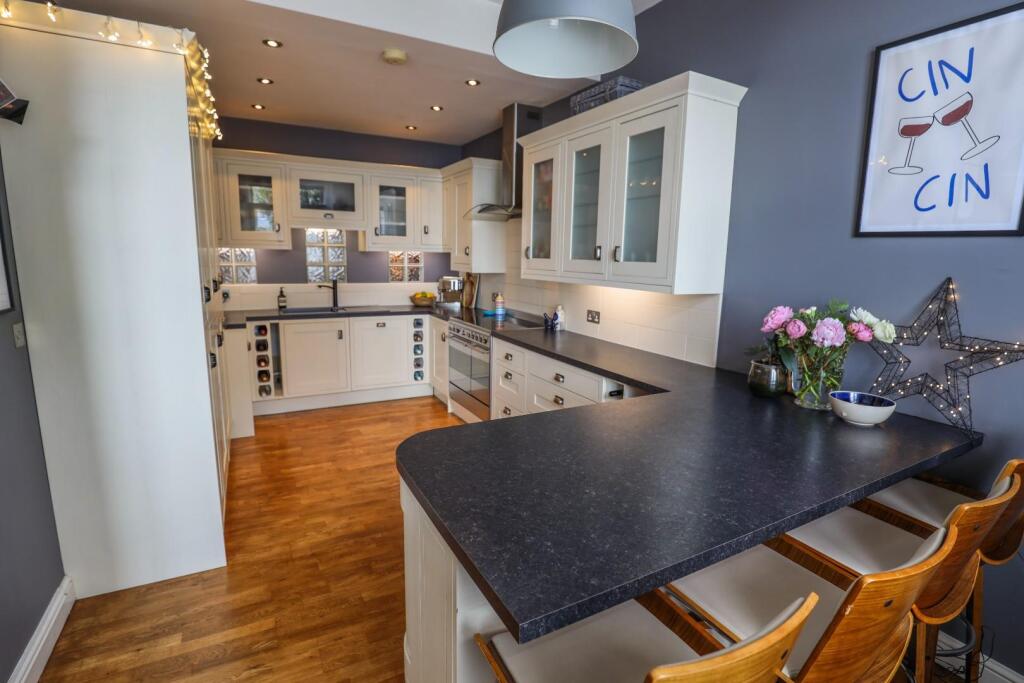 Flat 5, Zoar Court, High Street, Llantrisant, Pontyclun, CF72 8SR photo 4