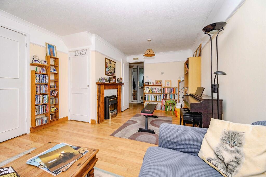 Harefield Place, St. Albans photo 5
