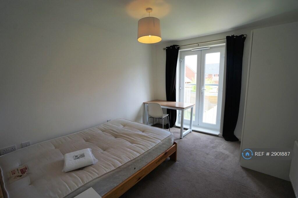 6 bedroom semi-detached house for rent